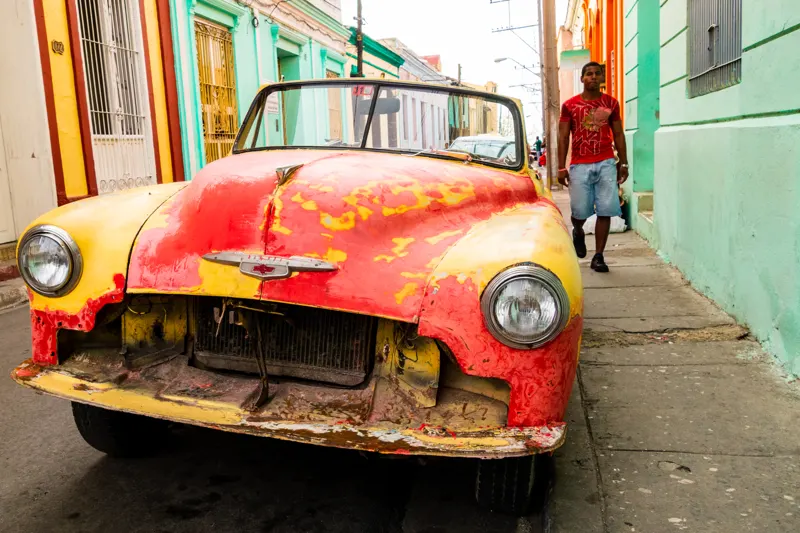 Amarillo y rojo, camiseta o carro — Santiago de Cuba