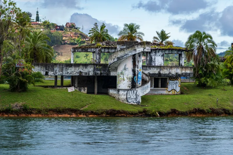 Residencia narco — Peñol-Guatapé reservoir 