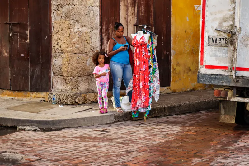 Street vender and child — Cartagena